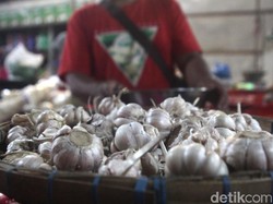 Harga Bawang Putih Meroket Bikin Inflasi Februari 0,28%