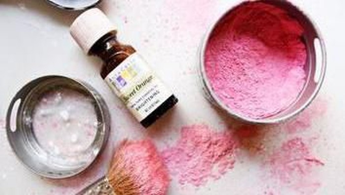DIY Blush On dengan Menggunakan Bedak Bayi