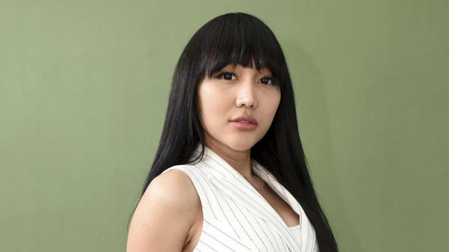 Sebuah video menunjukkan aksi selebgram Lucinta Luna sedang mengendarai seekor lumba-lumba. Hal tersebut kemudian mengundang reaksi banyak pihak.