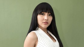 Aksi Lucinta Luna Kendarai Lumba-lumba Tuai Kecaman