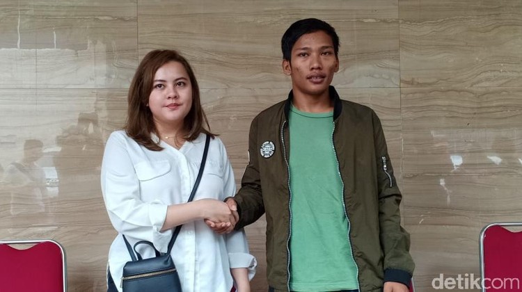 Viral Perempuan Nyaris 'Diculik' Sopir Taksi Online, Ternyata Salah Paham Seorang perempuan muda mengaku nyaris 'diculik' oleh sopir taksi online. Ternyata itu semua salah paham, perempuan itu pun sudah meminta maaf kepada sang sopir.