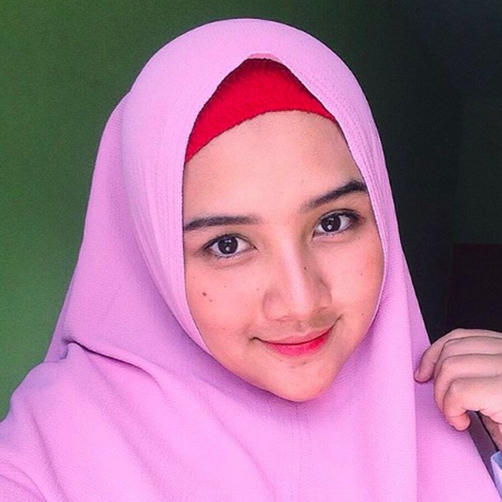<p>Cantiknya Una dalam balutan hijab ungu. (Foto: Instagram @unamaulina)</p>