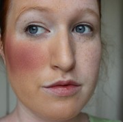 Jangan Diulang Ya, 5 Kesalahan Penggunaan Blush yang Masih Sering Kamu Lakukan