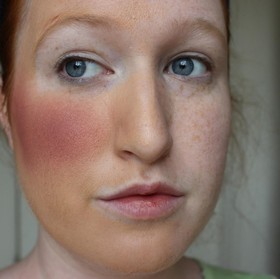 Jangan Diulang Ya, 5 Kesalahan Penggunaan Blush yang Masih Sering Kamu Lakukan