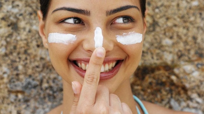 Ternyata, Begini Cara yang Tepat untuk Memakai Sunblock Pada Wajah yang Sudah Make Up Ternyata, Begini Cara yang Tepat untuk Memakai Sunblock Pada Wajah yang Sudah Make Up