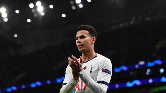 Ulah bintang Tottenham Dele Alli membuat lelucon soal virus Corona di Wuhan, China, bisa berbuntut sanksi dari FA.