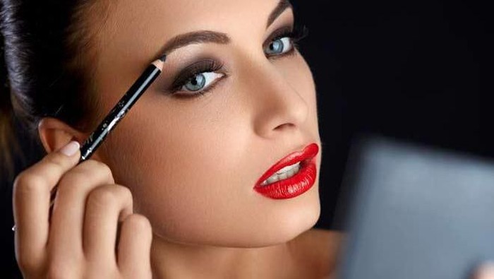 5 Kesalahan Menggunakan Pensil Alis yang Harus Kamu Hindari