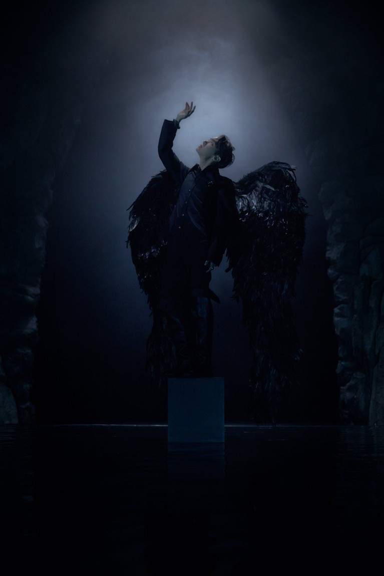 Berubah Menjadi 'Black Swan', BTS Tampilkan Aura Misterius BTS kembali mengunggah foto-foto teaser untuk album mereka, MAP OF THE SOUL: 7. Mereka tampil dari angsa putih menjadi angsa hitam yang misterius.