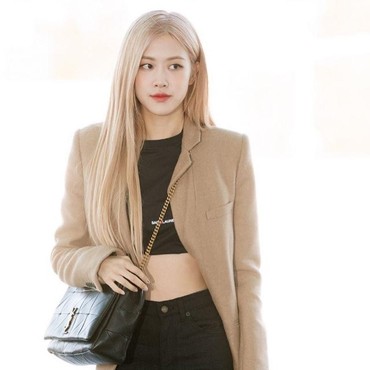 Rose BLACKPINK Sapa Penggemar Sambil Menangis, Kenapa?