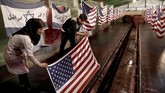 FOTO : Menuai Untung dari Membakar Bendera AS-Israel Sebuah pabrik di Iran menuai keuntungan dengan membuat replika bendera AS dan Israel untuk dibakar.