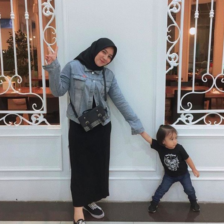 <p>Calon istri Sahrul Gunawan ini juga sayang dengan anak-anak lho.  (Foto: Instagram @unamaulina)</p>