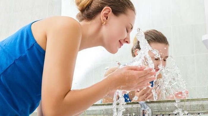 7 Cara Membersihkan Wajah dengan Benar