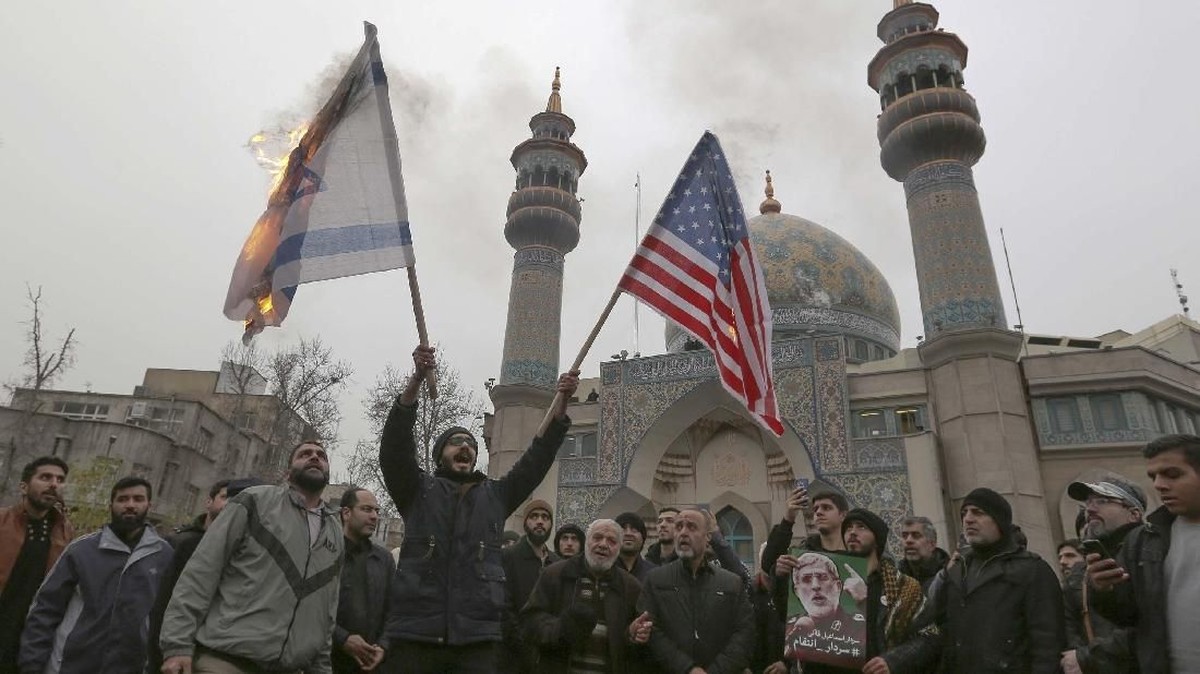 FOTO : Menuai Untung dari Membakar Bendera AS-Israel