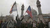 FOTO : Menuai Untung dari Membakar Bendera AS-Israel Sebuah pabrik di Iran menuai keuntungan dengan membuat replika bendera AS dan Israel untuk dibakar.