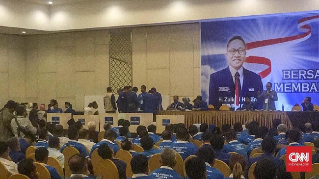 Dua kader PAN di Jawa Barat keluar dari partai dan memilih bergabung dengan Partai Ummat bentukan Amien Rais karena kecewa sikap PAN mendukung UU Ciptaker.