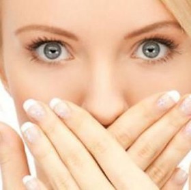 Cara Mengatasi Bau Mulut Dengan 9 Kebiasaan Baik