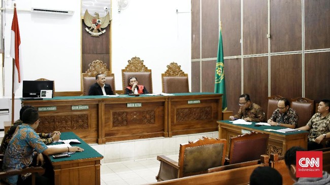 Sidang gugatan Masyarakat Anti Korupsi Indonesia (MAKI)  dengan agenda tanggapan KPK di Pengadilan Negeri Jakarta Selatan, Selasa (11/2/2020). Biro Hukum KPK memberikan tanggapan dalam gugatan di sidang praperadilan, MAKI meminta lembaga antirasuah KPK untuk menetapkan Hasto dan Donny sebagai tersangka dalam kasus yang turut menjerat eks Komisioner Komisi Pemilihan Umum (KPU), Wahyu Setiawan. CNN Indonesia/Andry Novelino