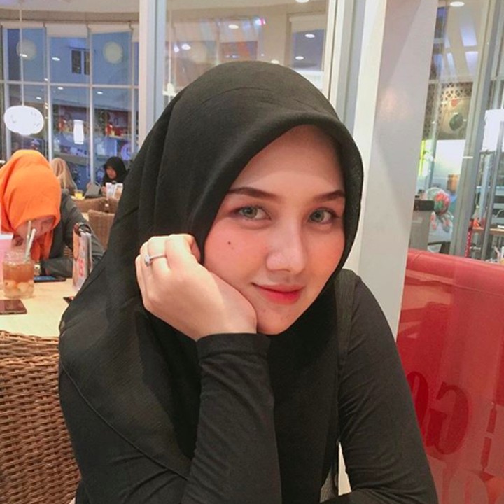 <p>Sahrul dan Una terpaut usia 19 tahun, Bun. Sahrul 43 tahun, Una 24 tahun. (Foto: Instagram @unamaulina)</p>