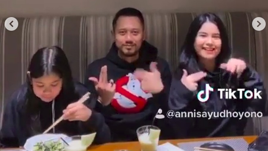 AHY dan Annisa Pohan mengikuti demam bermain Tik Tok. Namun, merka kerap mengalami kegagalan. Mau lihat aksinya?
