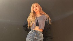 Inspirasi Gaya Kasual Ala Rose BLACKPINK