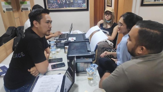 Pengacara Lucinta Luna, Kevin Situmeang mengatakan kliennya kooperatif saat ditangkap aparat kepolisian di Apartemen Thamrin City, Selasa (11/2) dini hari.