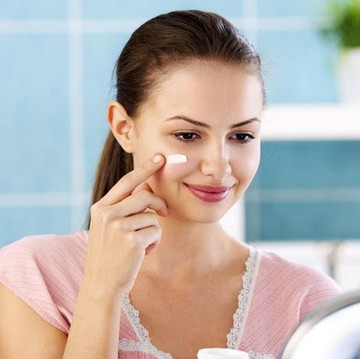 Bingung Aplikasikan Sunblock Saat Memakai Make up? Simak Tipsnya di Sini!