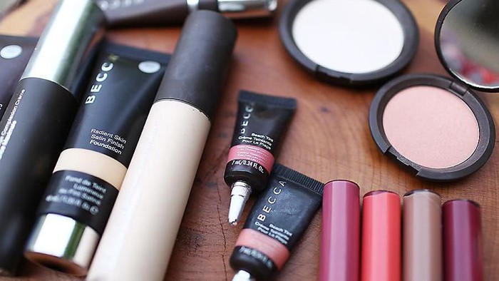 Bagi Pecinta Glowy Look, Berbahagialah Karena Becca Cosmetics Telah Hadir di Indonesia!