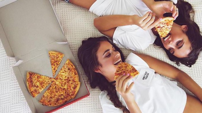 Suka Makan Junk Food? Ini Tips Sehat untuk Menyiasatinya Agar Tetap Sehat dan Tidak Gemuk!