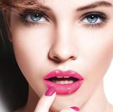 Cara Membuat Bibir Glossy Awet & Menarik
