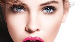 Cara Membuat Bibir Glossy Awet & Menarik