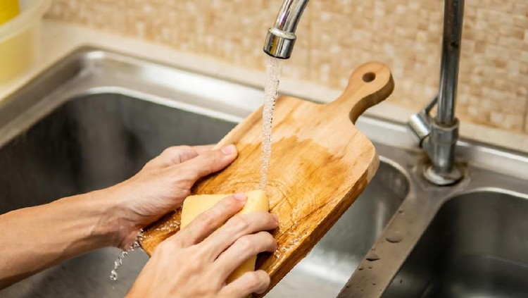 Cleaning wood cutting board in kitchen sink