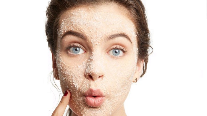 Kurang dari 30 Menit untuk Kulit Putih dan Tampak Lebih Muda dengan DIY Whitening Face Scrub