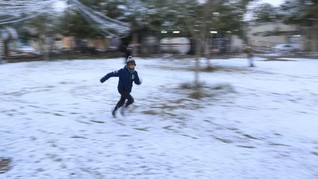 FOTO: Fenomena Langka Salju Turun di Baghdad