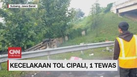 VIDEO: Minibus Terguling Masuk Parit di Cipali, Satu Tewas