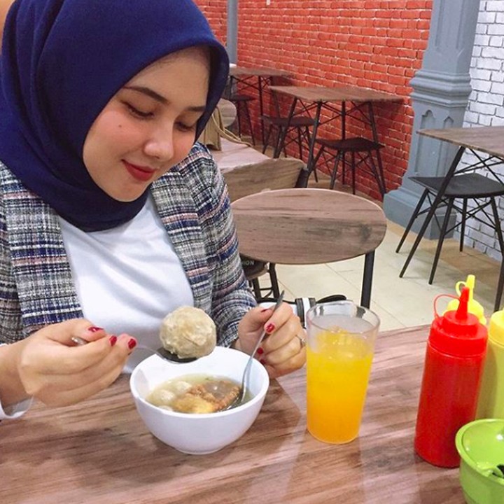 <p>Gaya kulineran Una. Kece ya, bun. (Foto: Instagram @unamaulina)</p>