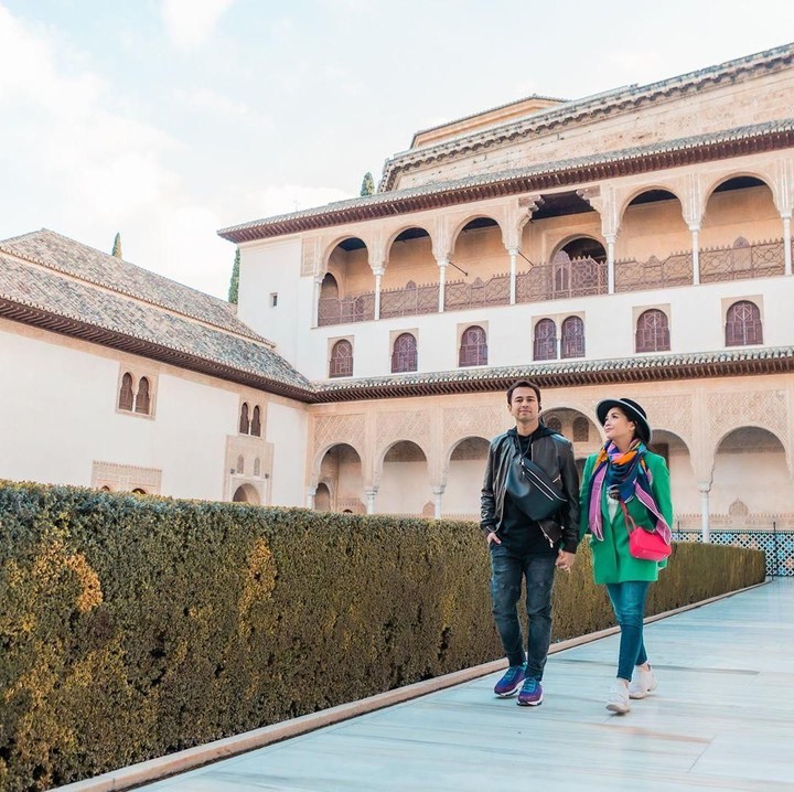 Raffi Ahmad dan Nagita Slavina menyusuri salah satu taman di kompleks istana Alhambra. Indah ya Bun. (Foto: Instagram @raffinagita1717)