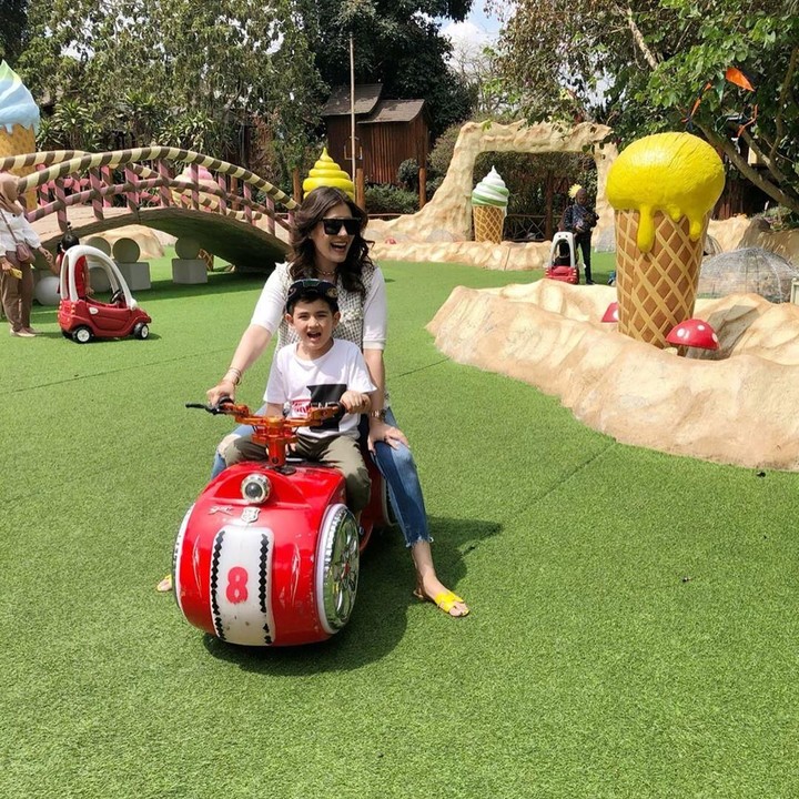 <p>Selain berkeliling ke berbagai negara, Carissa juga tak keberatan mengajak Abang Quenzino ketika mencoba sebuah wahana permainan bertema outdoor. (Foto: Instagram @carissa_puteri)</p>