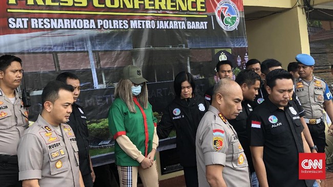 Artis Lucinta Luna mulai malam ini menghuni rumah tahanan Polda Metro Jaya di ruangan khusus yang ada di blok wanita.