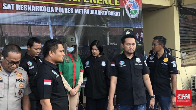Polisi menangkap IF alias FLO, orang yang diduga memasok narkoba pada Lucinta Luna.
