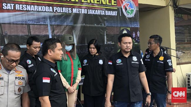 Pemasok Narkoba Lucinta Luna Ditangkap Polisi menangkap IF alias FLO, orang yang diduga memasok narkoba pada Lucinta Luna.