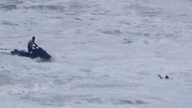 FOTO: Ajang Surfing di Pantai Berombak Ganas