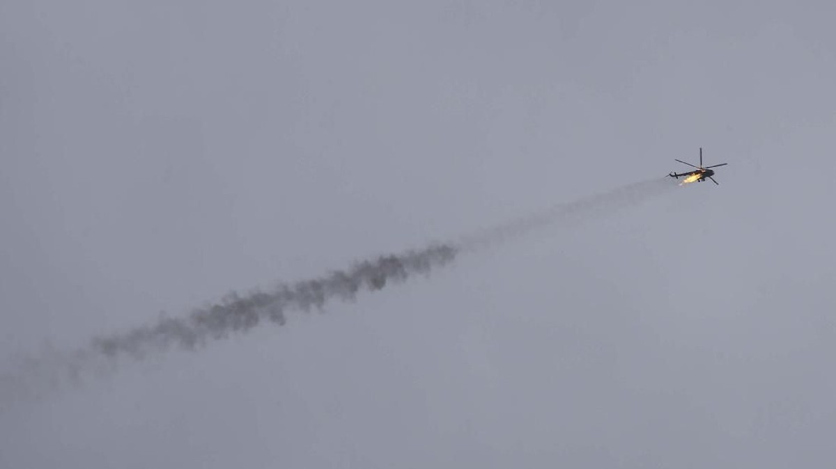 FOTO: Helikopter Suriah Membara Ditembak Pemberontak