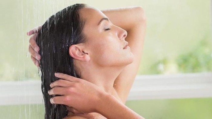 Keramas dengan Air Hangat atau Air Dingin? Mana yang Lebih Baik?