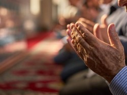 Dalam Hal Apa Saja Kewajiban Sholat Jumat dan Berjamaah di Masjid Gugur?