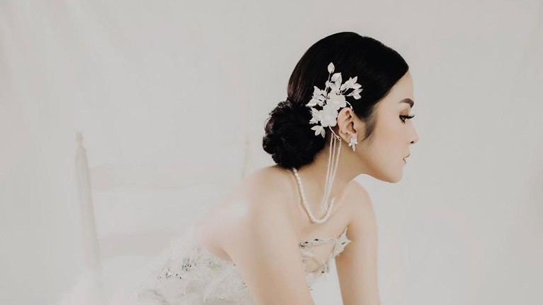 Vicy Melanie dikabarkan akan segara menikah dengan Kevin Aprilio. Berikut ini potret cantik Vicy saat dibalut gaun pernikahan.