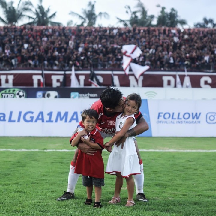 <p> Sejak kecil, Kiyomi dan Kenji sudah diajak ke lapangan sepakbola untuk memberi semangat ayahnya yang bertanding. (Foto: Instagram @ibachdim)</p>