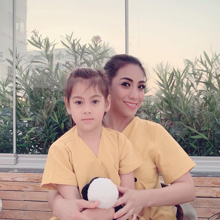 <p>Di Turki, Siti 'KDI' mengaku menjalani kehidupan sebagai ibu rumah tangga dan sangat menikmati perannya tersebut. (Foto: Instagram @siti_perk)</p>