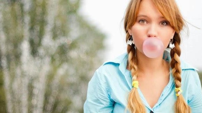 Wow! Permen Karet Dapat Membuat Wajahmu Cantik Alami