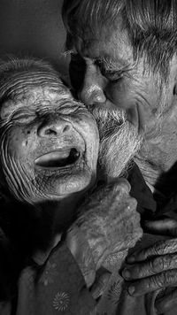 Potret Mesra Pasangan Tua yang Sempat Terpisah Saat Perang, Endingnya Haru