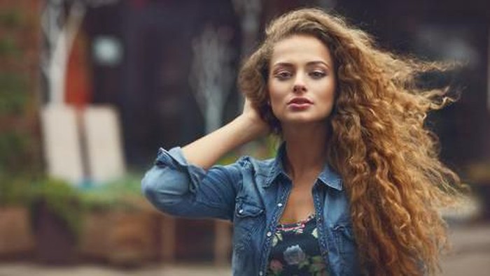 Beauty Tips! Cara Mudah Merawat Rambut Keriting Agar Mudah Diatur